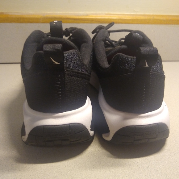 Ladies size 8.5 Nike air max black walking shoes - Picture 4 of 6